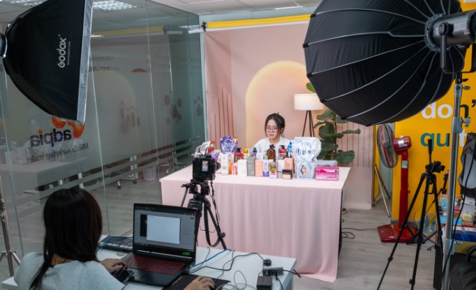Phòng livestream đầy đủ thiết bị hiện đại